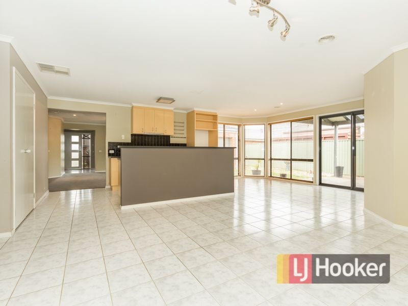 10 Foxwood Drive, Cranbourne East VIC 3977