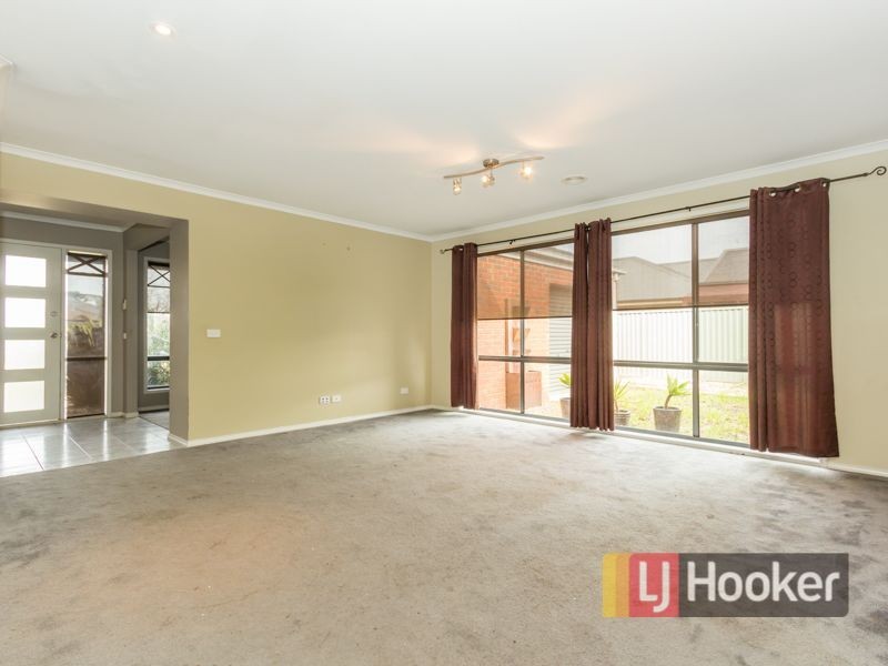 10 Foxwood Drive, Cranbourne East VIC 3977