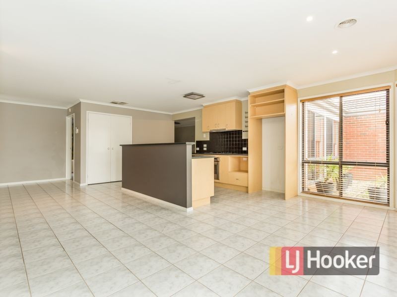 10 Foxwood Drive, Cranbourne East VIC 3977