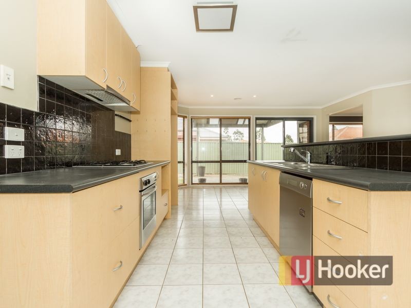 10 Foxwood Drive, Cranbourne East VIC 3977