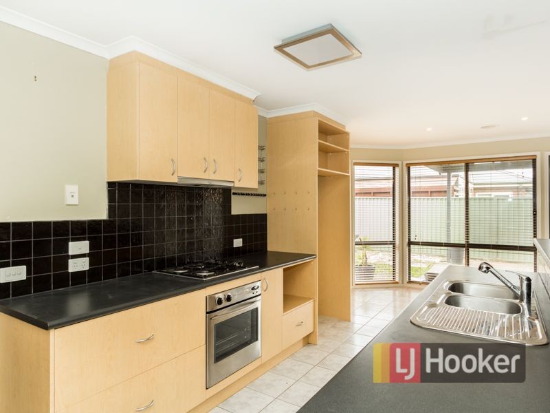 10 Foxwood Drive, Cranbourne East VIC 3977