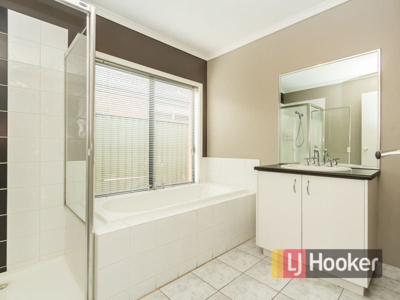 10 Foxwood Drive, Cranbourne East VIC 3977