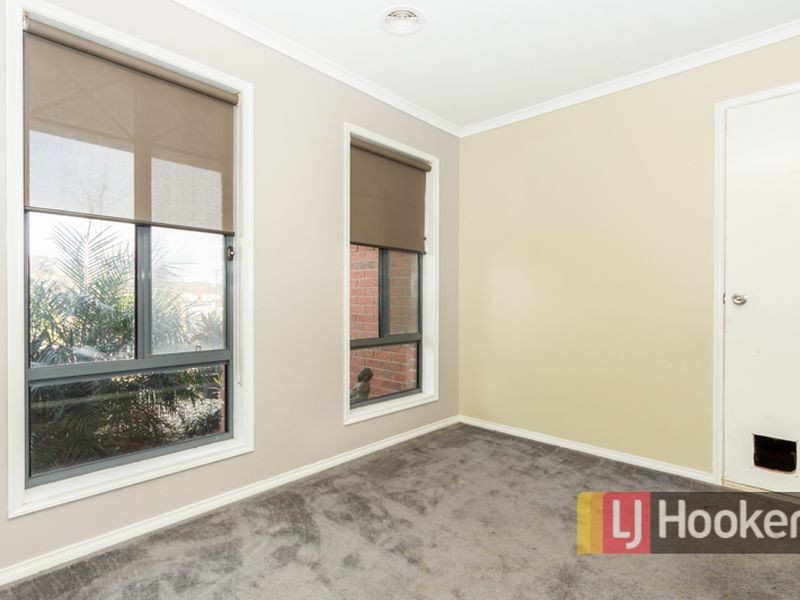 10 Foxwood Drive, Cranbourne East VIC 3977