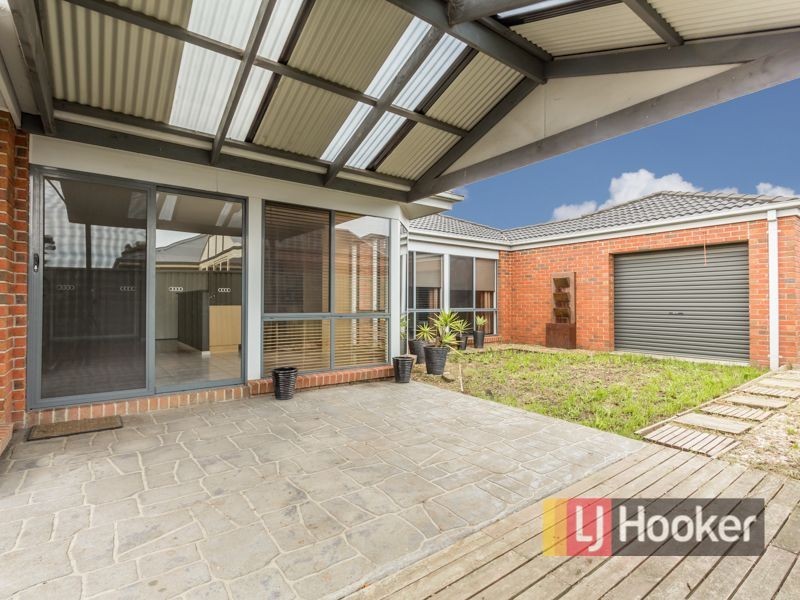 10 Foxwood Drive, Cranbourne East VIC 3977