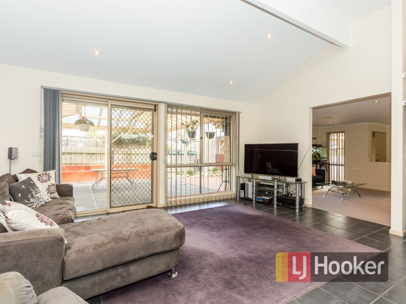 61 Hamilton Drive, Cranbourne North VIC 3977