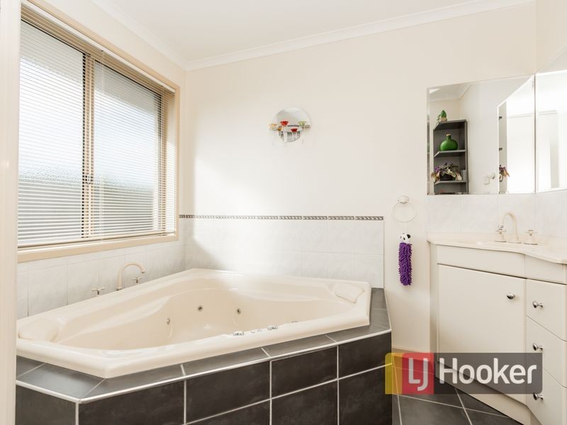 61 Hamilton Drive, Cranbourne North VIC 3977