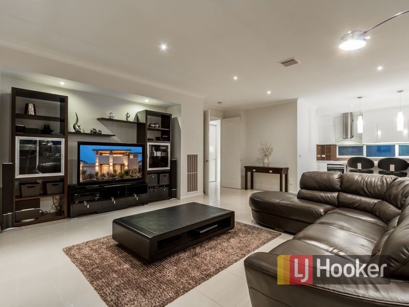 15 Sierra Boulevard, Cranbourne North VIC 3977