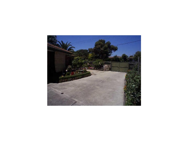 1 Canterbury Street, Cranbourne East VIC 3977