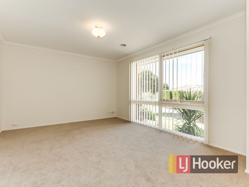26 Maltravers Crescent, Cranbourne North VIC 3977