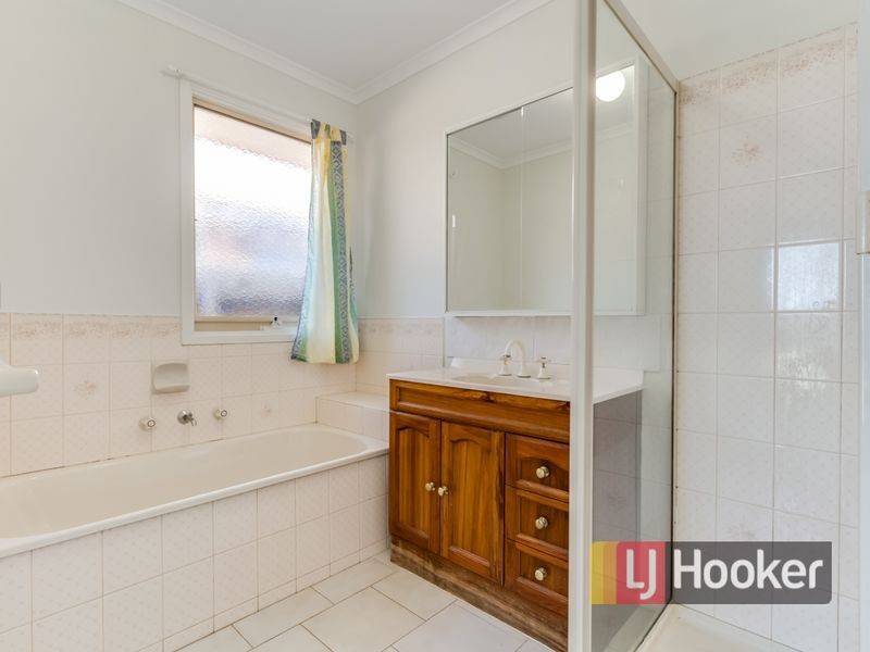 26 Maltravers Crescent, Cranbourne North VIC 3977