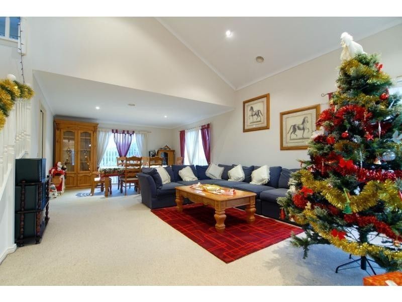 60 Cherryhills Drive, Cranbourne VIC 3977