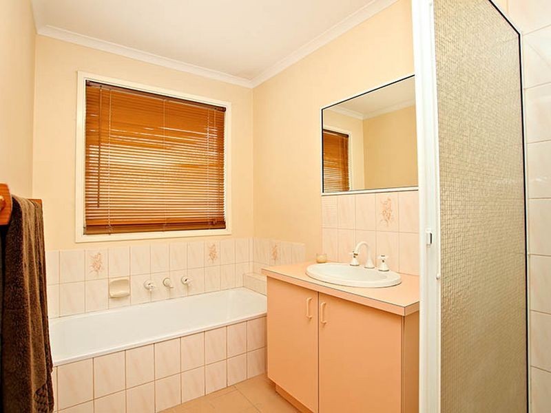 4 Annand Close, Cranbourne West VIC 3977