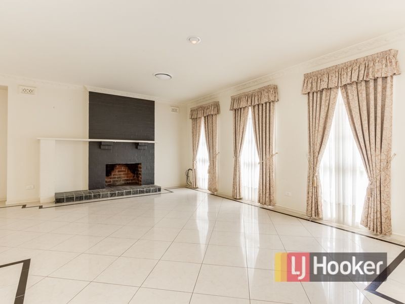 24 Denham Crescent, Cranbourne North VIC 3977