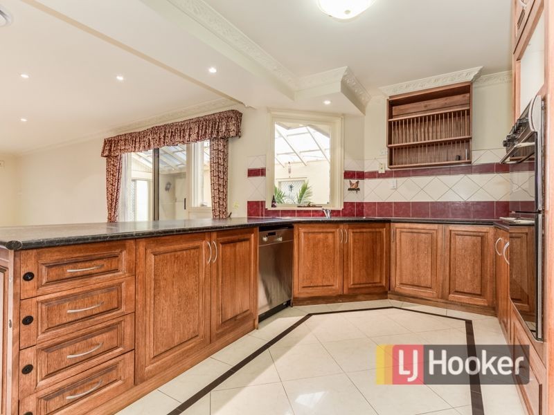 24 Denham Crescent, Cranbourne North VIC 3977