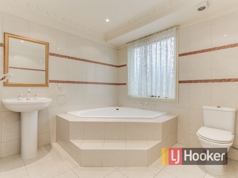 24 Denham Crescent, Cranbourne North VIC 3977