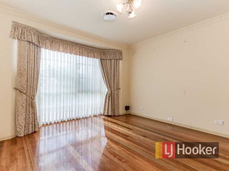 24 Denham Crescent, Cranbourne North VIC 3977