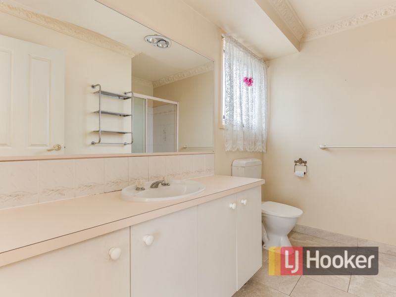 24 Denham Crescent, Cranbourne North VIC 3977