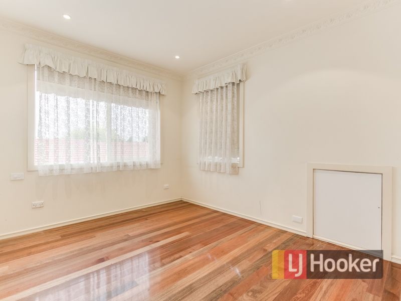 24 Denham Crescent, Cranbourne North VIC 3977