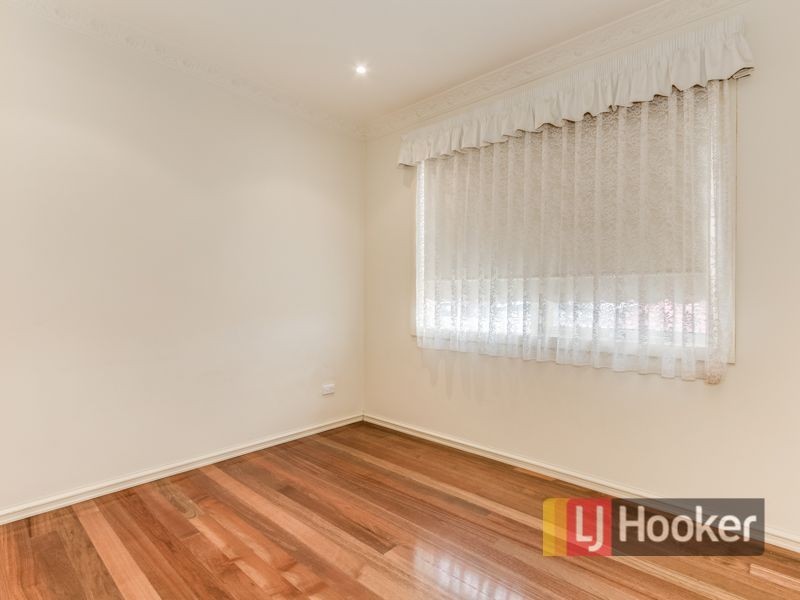 24 Denham Crescent, Cranbourne North VIC 3977