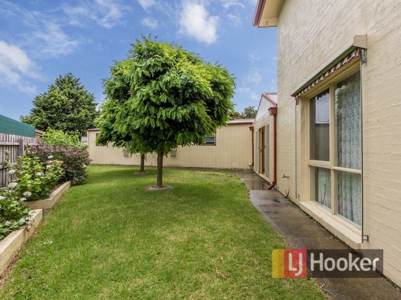 24 Denham Crescent, Cranbourne North VIC 3977