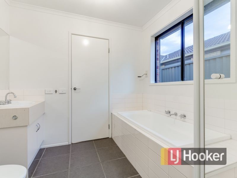 37 Archers Field Drive, Cranbourne East VIC 3977