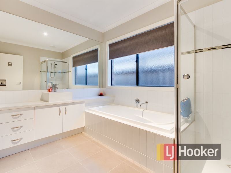 27 McCallum Drive, Cranbourne East VIC 3977