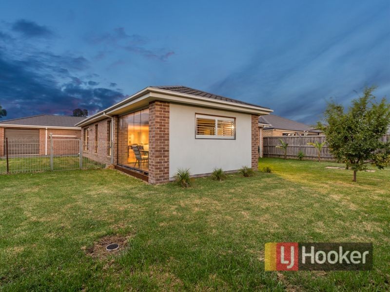 27 McCallum Drive, Cranbourne East VIC 3977
