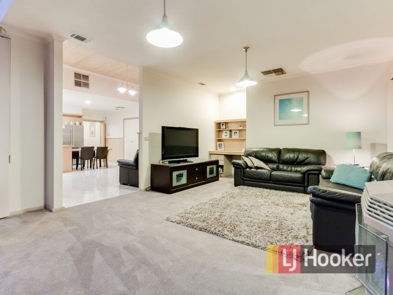 29 Earlston Circuit, Cranbourne VIC 3977