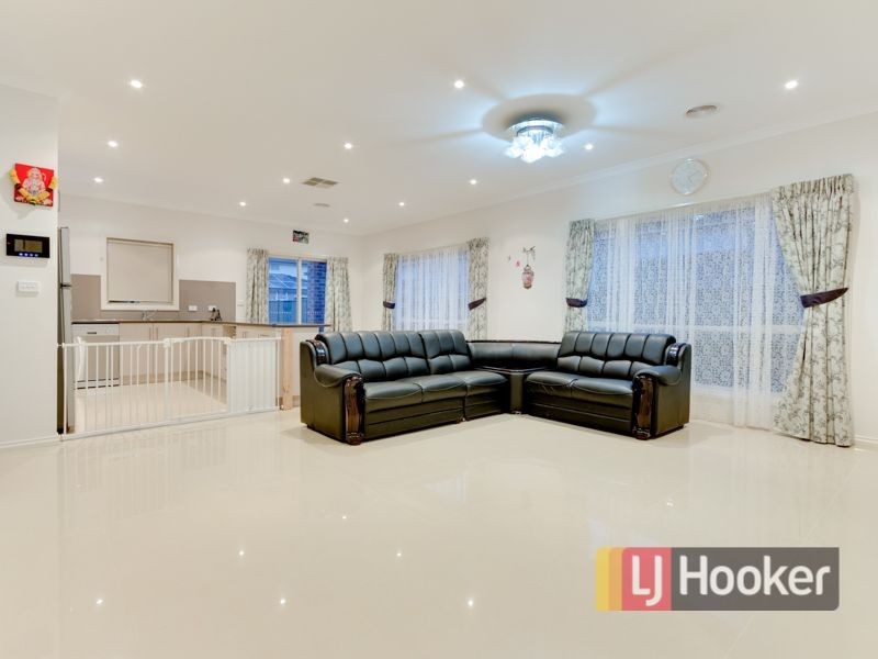 6 Hackney Circuit, Clyde North VIC 3978