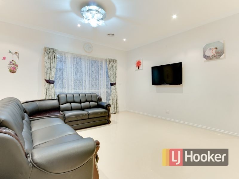 6 Hackney Circuit, Clyde North VIC 3978