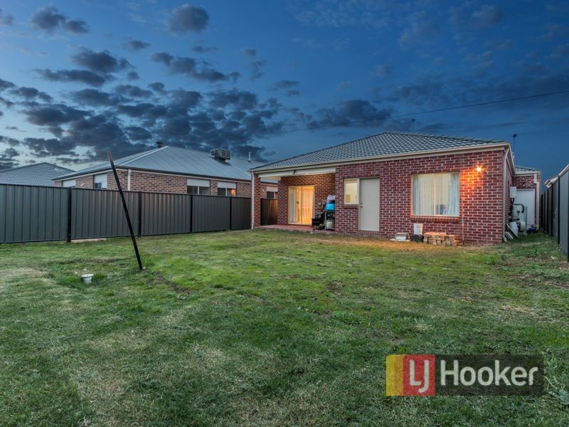 6 Hackney Circuit, Clyde North VIC 3978