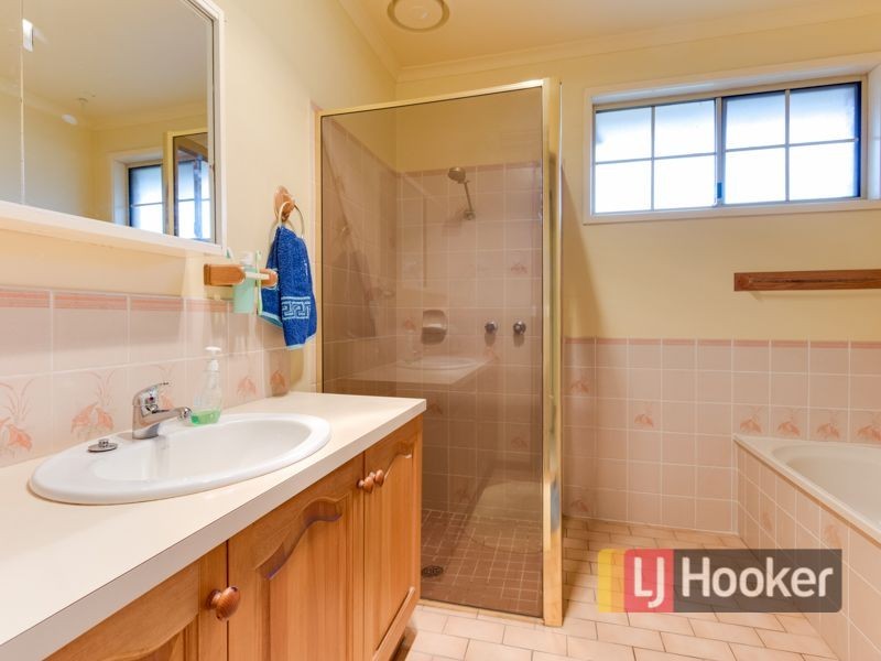 12 Lachlan Close, Cranbourne North VIC 3977