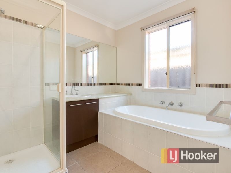 6 Tulip Grove, Cranbourne VIC 3977