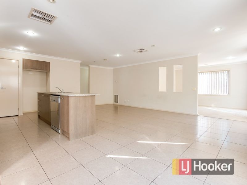 6 Tulip Grove, Cranbourne VIC 3977