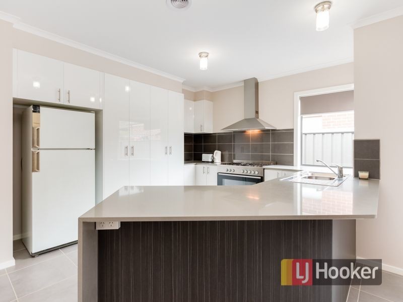 8 Tawleed Grove, Clyde North VIC 3978