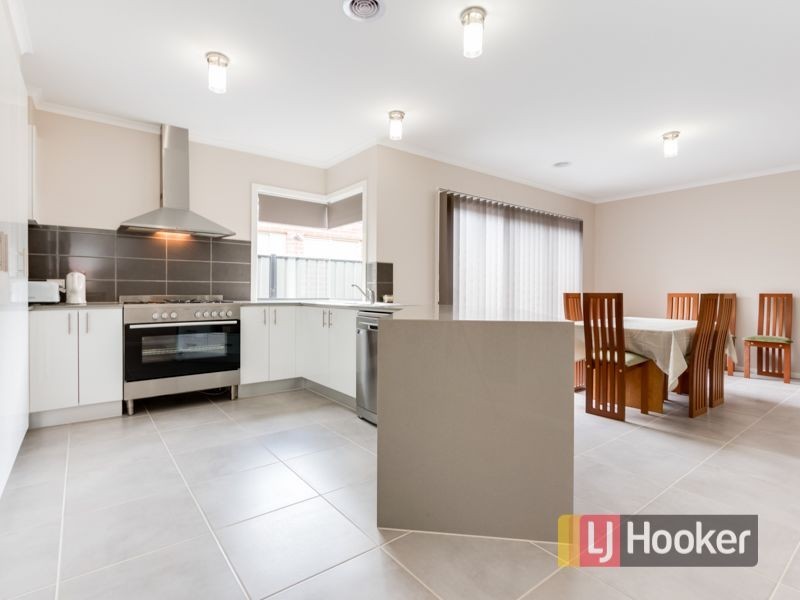 8 Tawleed Grove, Clyde North VIC 3978