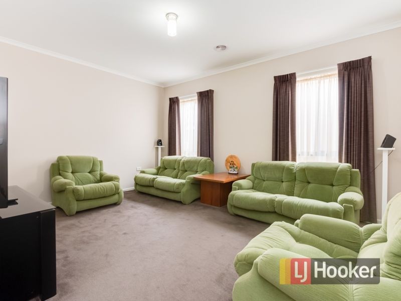 8 Tawleed Grove, Clyde North VIC 3978