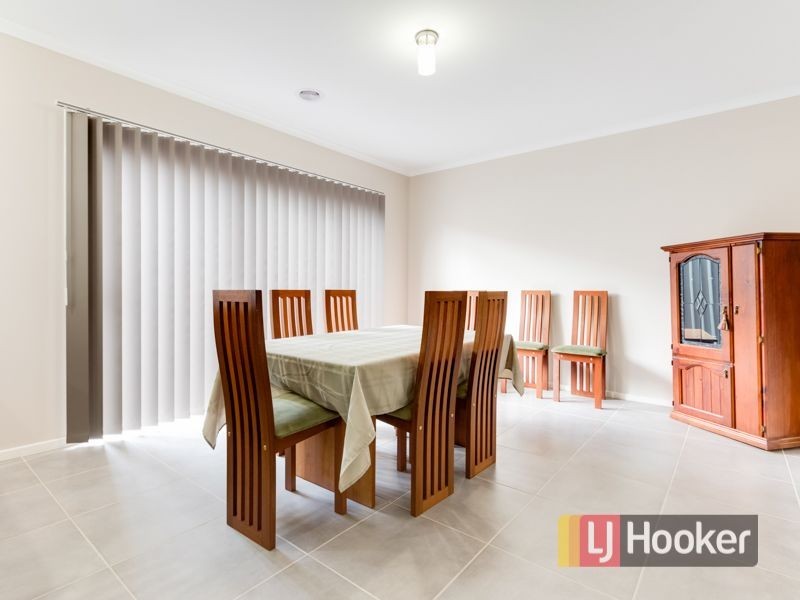 8 Tawleed Grove, Clyde North VIC 3978