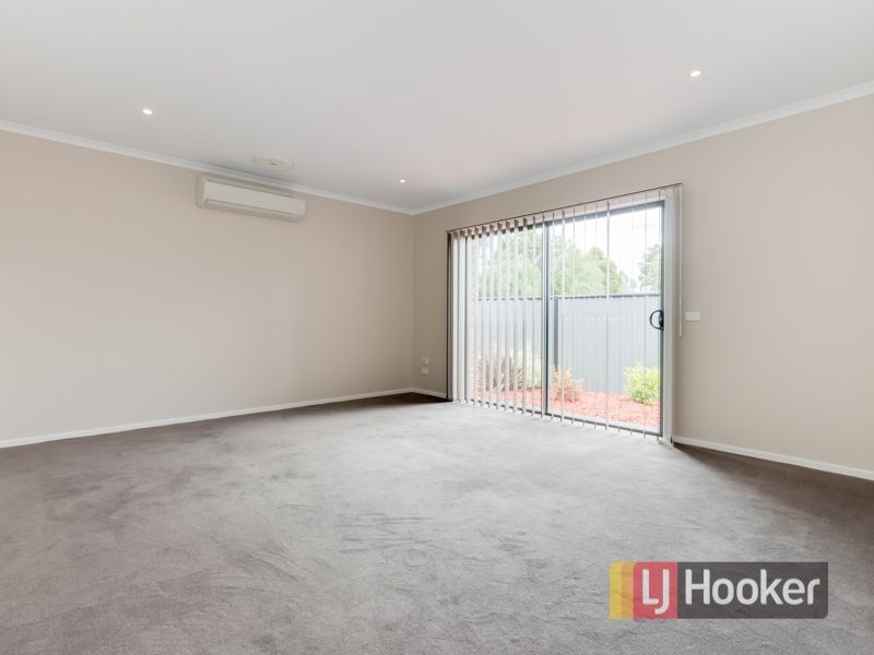 8 Tawleed Grove, Clyde North VIC 3978
