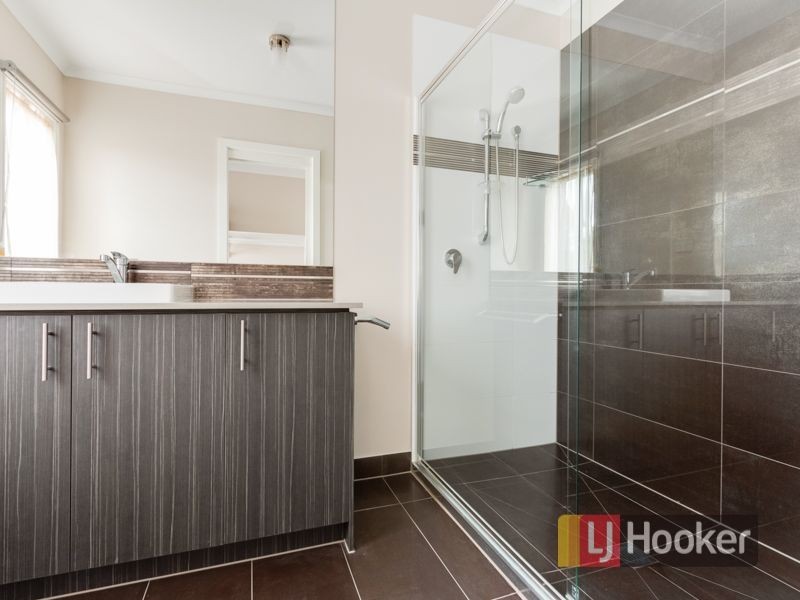 8 Tawleed Grove, Clyde North VIC 3978