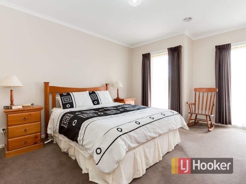 8 Tawleed Grove, Clyde North VIC 3978