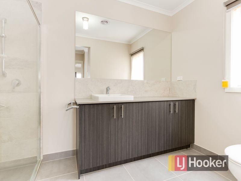 8 Tawleed Grove, Clyde North VIC 3978