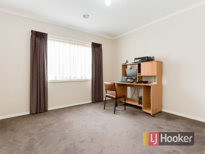 8 Tawleed Grove, Clyde North VIC 3978