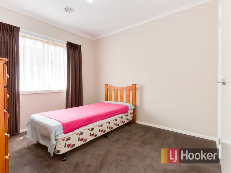 8 Tawleed Grove, Clyde North VIC 3978