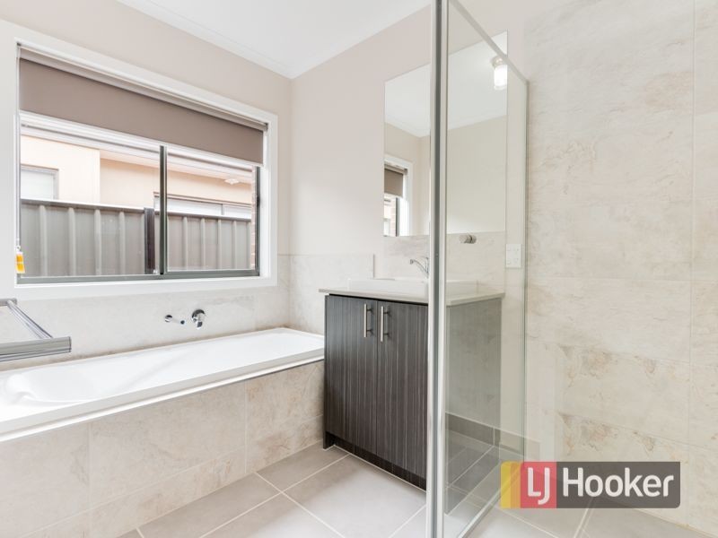 8 Tawleed Grove, Clyde North VIC 3978