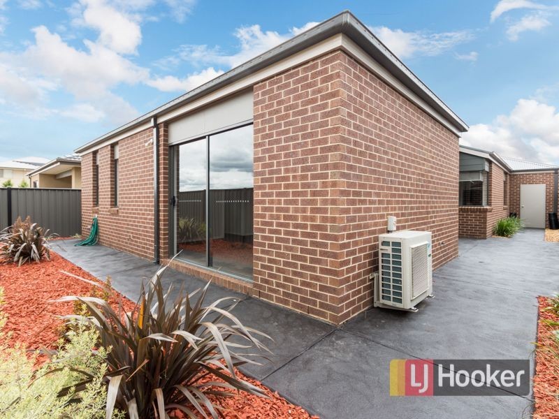 8 Tawleed Grove, Clyde North VIC 3978