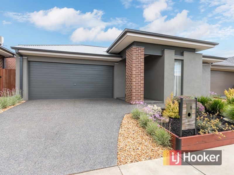 8 Tawleed Grove, Clyde North VIC 3978