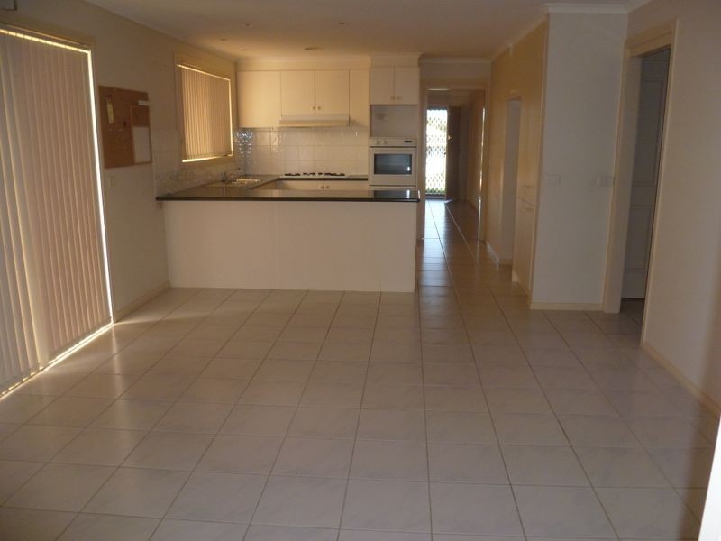 30 Manatoka Crescent, Hampton Park VIC 3976