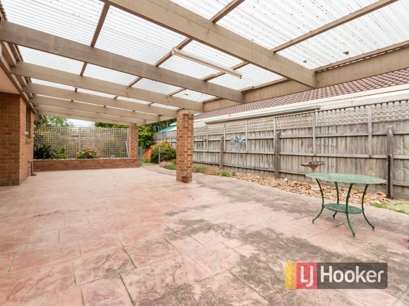 2 Lindenow Court, Cranbourne North VIC 3977