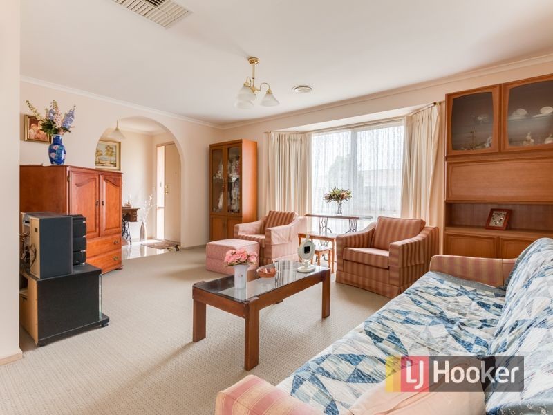 2 Lindenow Court, Cranbourne North VIC 3977
